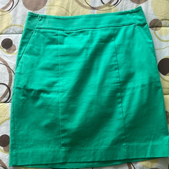 Ann Taylor green skirt size 2-4, 2 front, 2 back pockets, like new,  Cotton. - Picture 1 of 4